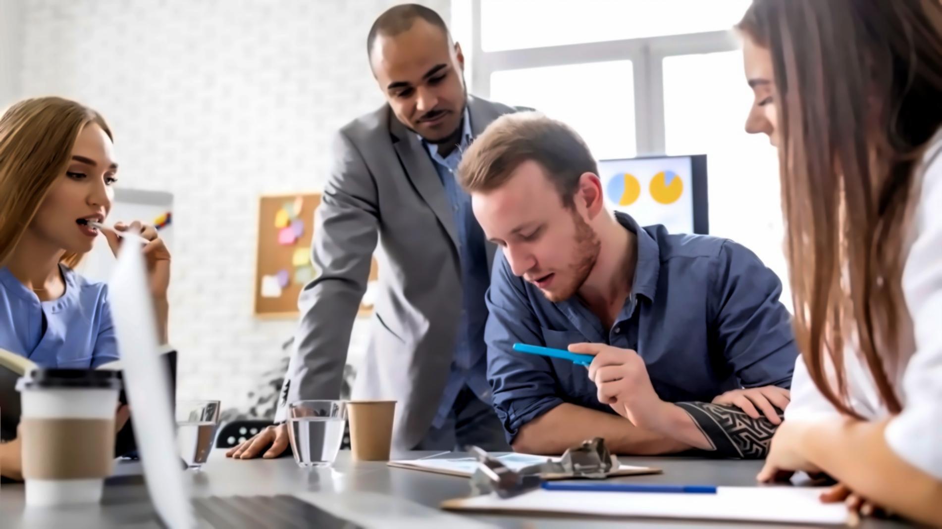 Participantes em sessão colaborativa de análise financeira